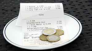 Trinkgeld einer Friseurin darf nicht auf Hartz IV-Leistungen angerechnet werden. Trinkgeld einer Friseurin darf nicht auf Hartz IV-Leistungen angerechnet werden.