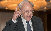 Der ehemalige Richter und Vizepräsident des Bundesarbeitsgerichts (1965-1990) Dr. Dirk Neumann (* 1923)