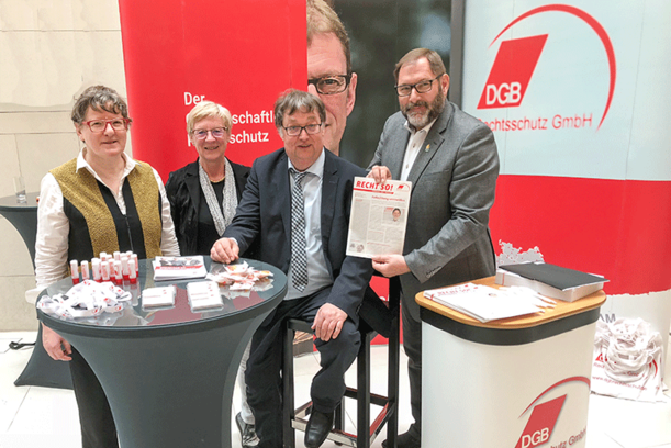 Die DGB Rechtsschutz GmbH war auf dem 6. Delegiertentag des Bezirks Bundespolizei der GdP mit einem Informationsstand vertreten. Rechts auf dem Bild der alte und neue Bundesvorsitzende Jörg Radek. Daneben von links Cornelia van Buren, Susanne Theobald un