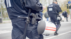 An- und Ausziehen von Ausrüstung zählt bei Polizisten zu Arbeitszeit. An- und Ausziehen von Ausrüstung zählt bei Polizisten zu Arbeitszeit.