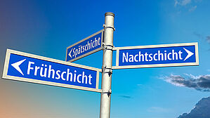 Die Freistellungszeit in besonderen Fällen gilt auch für Beschäftigte, die im Schichtsystem arbeiten. Copyright by Adobe Stock/bluedesign Die Freistellungszeit in besonderen Fällen gilt auch für Beschäftigte, die im Schichtsystem arbeiten. Copyright by Adobe Stock/bluedesign