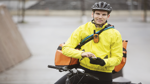 Fristlos gekündigter Kurierfahrer setzt vorläufige Weiterbeschäftigung durch. © Adobe Stock - Von Tyler Olson