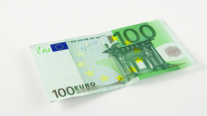 Altersdiskriminierende Besoldung hat monatliche Entschädigung in Höhe von 100 Euro zur Folge. Altersdiskriminierende Besoldung hat monatliche Entschädigung in Höhe von 100 Euro zur Folge.