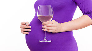Alkohol und Zigaretten in der Schwangerschaft gefährden das Leben des ungeborenen Kindes in höchstem Maße – und das weiß sicher auch jede werdende Mutter. Copyright by Adobe Stock/detailblick-foto