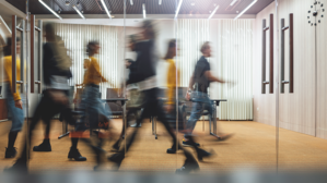 Beim Jobcenter geht’s rein und raus – der Blick für Einzelne muss aber bleiben. © Adobe Stock: leonidkos Beim Jobcenter geht’s rein und raus – der Blick für Einzelne muss aber bleiben. © Adobe Stock: leonidkos