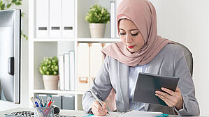 Die Kopfbedeckung einer Muslima gehört zur Freiheit der Religionsausübung. Copyright by Adobe Stock/PR Image Factory Die Kopfbedeckung einer Muslima gehört zur Freiheit der Religionsausübung. Copyright by Adobe Stock/PR Image Factory