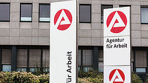 Beschäftigt der Arbeitgeber Arbeitnehmer*innen nicht und zahlt auch keinen Lohn, führt der Weg zur Arbeitsagentur. Copyright by Adobe Stock/Tobias Arhelger Beschäftigt der Arbeitgeber Arbeitnehmer*innen nicht und zahlt auch keinen Lohn, führt der Weg zur Arbeitsagentur. Copyright by Adobe Stock/Tobias Arhelger