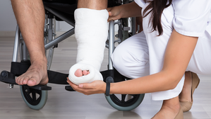 Fuß kaputt – wer zahlt die Fahrt zur Behandlung? © Adobe Stock: Andrey Popov