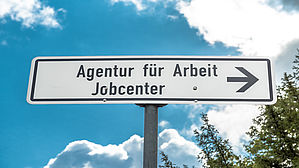 Der Rückweg nach einem Termin bei der Arbeitsagentur kann versichert sein. Copyright by Mattoff/fotolia.