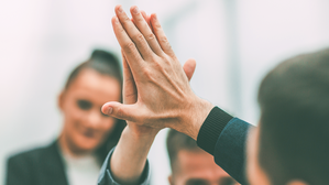 Die Freude über den neuen Job war von kurzer Dauer: der bisherige Chef verlangte die Ausbildungskosten zurück © Adobe Stock: yurolaitsalbert Die Freude über den neuen Job war von kurzer Dauer: der bisherige Chef verlangte die Ausbildungskosten zurück © Adobe Stock: yurolaitsalbert