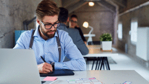 Der Kläger war laut Arbeitsvertrag mit zehn Stunden wöchentlich beschäftigt, aber nicht immer so eingesetzt. Copyright by Adobe Stock/ baranq Der Kläger war laut Arbeitsvertrag mit zehn Stunden wöchentlich beschäftigt, aber nicht immer so eingesetzt. Copyright by Adobe Stock/ baranq
