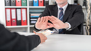 Die Fortzahlung des bisherigen Entgelts kompensiert nicht eine rechtswidrige Umsetzung auf einen Arbeitsplatz mit geringerer tariflicher Wertigkeit. Copyright by thodonal/fotolia Die Fortzahlung des bisherigen Entgelts kompensiert nicht eine rechtswidrige Umsetzung auf einen Arbeitsplatz mit geringerer tariflicher Wertigkeit. Copyright by thodonal/fotolia