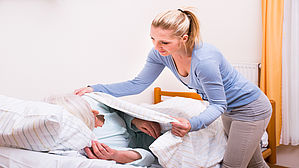 Im Nachtdienst tätige Altenpfleger*innen können einen Anspruch auf Pflegezulage haben. Copyright by drubig-photo/fotolia