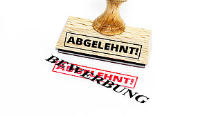 Der öffentliche Arbeitgeber muss in einem Bewerbungsverfahren unterlegenen Bewerbern alle Kriterien mitteilen, die zur Ablehnung geführt haben. Copyright by blende11.photo/fotolia