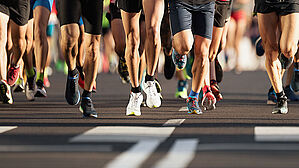Sturz beim Firmenlauf. Copyright by Adobe Stock/ pavel1964 Sturz beim Firmenlauf. Copyright by Adobe Stock/ pavel1964