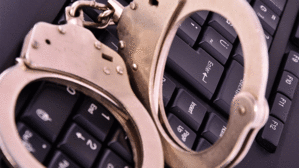 Handschellen im Tausch gegen den Laptop: ein Studium zum Laufbahnwechsel lässt einen Einsatz im Polizeidienst üblicherweise nicht mehr zu. Copyright by Adobe Stock/YAHOES Handschellen im Tausch gegen den Laptop: ein Studium zum Laufbahnwechsel lässt einen Einsatz im Polizeidienst üblicherweise nicht mehr zu. Copyright by Adobe Stock/YAHOES