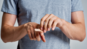 Die Fingerverletzung konnte zunächst mit einem Pflaster versorgt werden. © Adobe Stock: SHOTPRIME STUDIO Die Fingerverletzung konnte zunächst mit einem Pflaster versorgt werden. © Adobe Stock: SHOTPRIME STUDIO