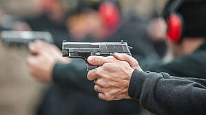 Polizeianwärter werden in ihrer Ausbildung geprüft, ob sie treffsicher schießen können. Copyright by Adobe Stock/guruXOX