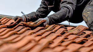 Auch Aufwendungen für kleinere Dachreparaturen belasten ALG-II-Empfänger sehr. © Adobe Stock: Gerhard Seybert