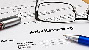 Eine Betriebsvereinbarung kann eine dynamische Bezugnahmeklausel im Arbeitsvertrag nicht zu Lasten des Arbeitnehmers ändern. Copyright by Stockfotos-MG/fotolia