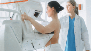 Bei Brustkrebsnachsorge sind primär Tastuntersuchungen und Ultraschall durchzuführen, MRT-Untersuchungen nur im Ausnahmefall. Copyright by Adobe Stock/Gorodenkoff