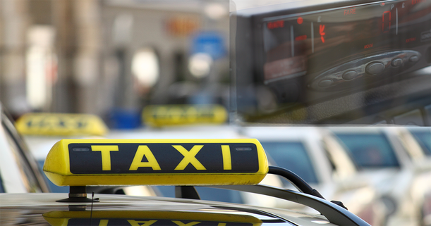 Ein angestellter Taxifahrer musste im Abstand von drei Minuten eine Signaltaste betätigen, um Bereitschaft nachzuweisen.