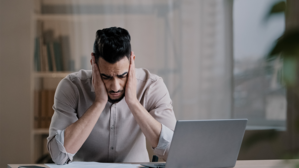 Schon ein kleiner Fehler bei der Antragstellung kann einen das Arbeitslosengeld kosten. © Adobe Stock: Yuliia Schon ein kleiner Fehler bei der Antragstellung kann einen das Arbeitslosengeld kosten. © Adobe Stock: Yuliia