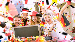 Fußball und Arbeit, das geht meist nicht gut zusammen. Wir erklären, wie sie trotzdem beides unter einen Hut bringen.Copyright by drubig-photo/Fotolia Fußball und Arbeit, das geht meist nicht gut zusammen. Wir erklären, wie sie trotzdem beides unter einen Hut bringen.Copyright by drubig-photo/Fotolia