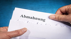 Abmahnung wegen ungenehmigter Nebentätigkeit. Copyright by Eisenhans/fotolia.