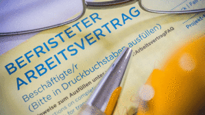 Der Arbeitsvertrag einer Pflegekraft kann wegen der Eigenart der Arbeitsleistung auf den Tod des pflegebedürftigen Arbeitgebers befristet sein. Copyright by Adobe Stock/Lothar Drechsel