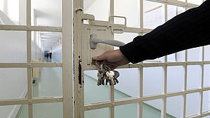 Arbeitnehmer kann sich nicht darauf berufen, dass der Arbeitgeber seinen Arbeitsplatz auch in anderen Fällen freihalten muss, wenn er in Haft muss. Copyright by bibiphoto/fotolia. Arbeitnehmer kann sich nicht darauf berufen, dass der Arbeitgeber seinen Arbeitsplatz auch in anderen Fällen freihalten muss, wenn er in Haft muss. Copyright by bibiphoto/fotolia.