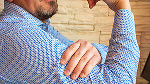 Der Schmerz trat plötzlich und stechend im Arm auf: War es ein Unfall? © Adobe Stock: shidlovski Der Schmerz trat plötzlich und stechend im Arm auf: War es ein Unfall? © Adobe Stock: shidlovski