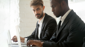 Rassismus am Arbeitsplatz kommt oft auch eher subtil daher. Gleichwohl verletzt er die Menschenwürde. © Adobe Stock - Von fizkes Rassismus am Arbeitsplatz kommt oft auch eher subtil daher. Gleichwohl verletzt er die Menschenwürde. © Adobe Stock - Von fizkes