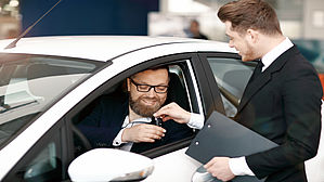 Entgegen betrieblicher Anweisung überlasst Autoverkäufer Kunden Neuwagen. Copyright by Viacheslav/fotolia