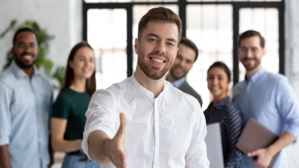 Der angehende Konstruktionsmechaniker freut sich über den Erfolg beim Arbeitsgericht. © Adobe Stock: fizkes Der angehende Konstruktionsmechaniker freut sich über den Erfolg beim Arbeitsgericht. © Adobe Stock: fizkes