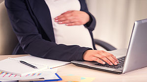 Wer als Schwangere vom besonderen Kündigungsschutz profitieren will, muss den Arbeitgeber rechtzeitig über die Schwangerschaft informieren.