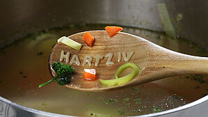 Der Regelbedarf, der ab Januar gelten soll, wird die Suppe der Hartz-IV-Empfänger auch nicht nahrhafter machen. Copyright by Adobe Stock/Jörg Lantelme