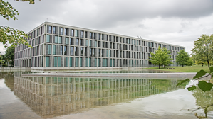 Ein Arbeitgeber verrechnet eine Anwesenheitsprämie mit dem vertraglichen Stundenlohn, um den Mindestlohn einzuhalten. Das BAG muss nun entscheiden. Ein Arbeitgeber verrechnet eine Anwesenheitsprämie mit dem vertraglichen Stundenlohn, um den Mindestlohn einzuhalten. Das BAG muss nun entscheiden.