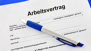 Verlangt ein JAV-Mitglied vom Arbeitgeber fristgemäß die Weiterbeschäftigung, ist grundsätzlich ein Arbeitsverhältnis auf unbestimmte Zeit begründet. Copyright by Adobe Stock/Pixelot Verlangt ein JAV-Mitglied vom Arbeitgeber fristgemäß die Weiterbeschäftigung, ist grundsätzlich ein Arbeitsverhältnis auf unbestimmte Zeit begründet. Copyright by Adobe Stock/Pixelot