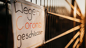 Wegen Corona haben viele Unternehmen ihre Beschäftigten in Kurzarbeit geschickt. Jetzt wollen Arbeitgeber zusätzlich den Urlaub kürzen. Zu Unrecht, meint der DGB. Copyright by Adobe Stock/Danny Wegen Corona haben viele Unternehmen ihre Beschäftigten in Kurzarbeit geschickt. Jetzt wollen Arbeitgeber zusätzlich den Urlaub kürzen. Zu Unrecht, meint der DGB. Copyright by Adobe Stock/Danny