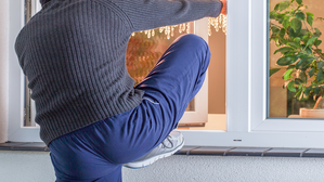 Versicherter, der versucht, in die Wohnung einzusteigen und dabei abstürzt, erleidet keinen Arbeitsunfall Versicherter, der versucht, in die Wohnung einzusteigen und dabei abstürzt, erleidet keinen Arbeitsunfall