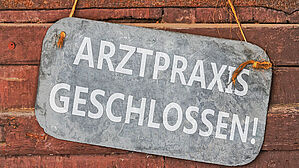 Praxis dicht? Krankschreibung geht auch woanders. Copyright by Adobe Stock/ArTo Praxis dicht? Krankschreibung geht auch woanders. Copyright by Adobe Stock/ArTo