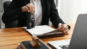 "Fehlbuchung" kann den Job kosten! Copyright by Adobe Stock/ Pixel-Shot "Fehlbuchung" kann den Job kosten! Copyright by Adobe Stock/ Pixel-Shot