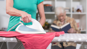 Putzen, kochen, aufräumen: 75,6 Millionen zumeist weibliche Hausangestellte gibt es auf der Welt. In Europa sind der ILO zufolge 85 Prozent der Hausangestellten Frauen.  © Adobe Stock - Von thodonal