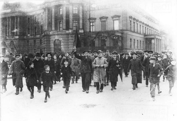 Copyright: Bundesarchiv_Bild_183-18594-0045,_Berlin,_Novemberrevolution.