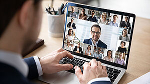 Bis Ende des Jahres: wegen der Pandemie sind Betriebsratssitzungen ausnahmsweise als Videokonferenzen möglich. Copyright by Adobe Stock/fizkes Bis Ende des Jahres: wegen der Pandemie sind Betriebsratssitzungen ausnahmsweise als Videokonferenzen möglich. Copyright by Adobe Stock/fizkes