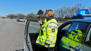 Streifenpolizistin unterliegt mit Klage auf Verpflegungsmehrbedarf und volle Fahrtkosten.