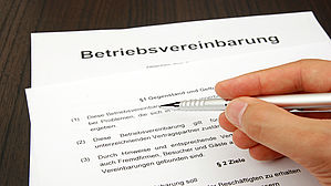 Achtung Regelungssperre! Betriebsräte haben nur ausnahmsweise ein Mitbestimmungsrecht, wenn für den Bereich eine tarifliche Regelung besteht. Copyright by eccolo/fotolia.