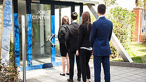 Das Jobcenter kann ältere Arbeitslose unter bestimmten Umständen zum rentenantrag zwingen. Copyright by Adobe Stock/Andrey Popov Das Jobcenter kann ältere Arbeitslose unter bestimmten Umständen zum rentenantrag zwingen. Copyright by Adobe Stock/Andrey Popov