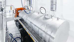 Milchsammelfahrer holen die Milch beim Erzeuger zum Weitertransport ab. © Adobe Stock: Parilov Milchsammelfahrer holen die Milch beim Erzeuger zum Weitertransport ab. © Adobe Stock: Parilov